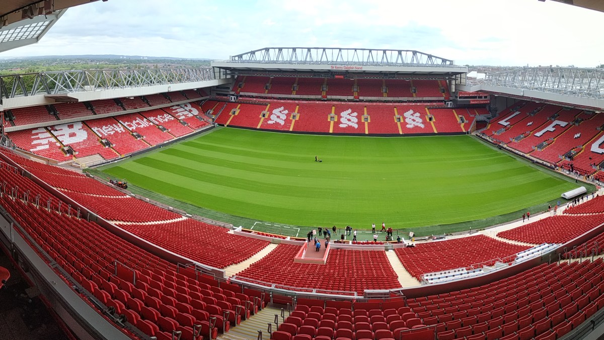 Vista panorámica horizontal del estadio Anfield, escenario del triunfo 4-3 del Liverpool sobre Villarreal