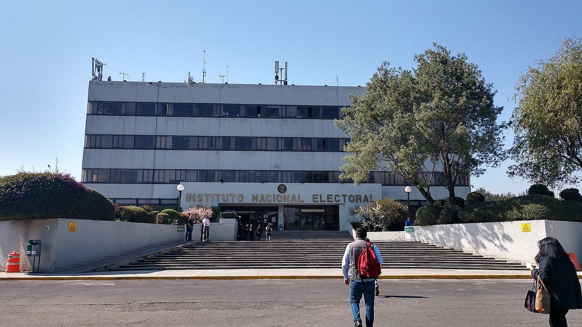 Edificio de la sede central del Instituto Nacional Electoral en Tlalpan, Ciudad de México, fotografiado en 2018.