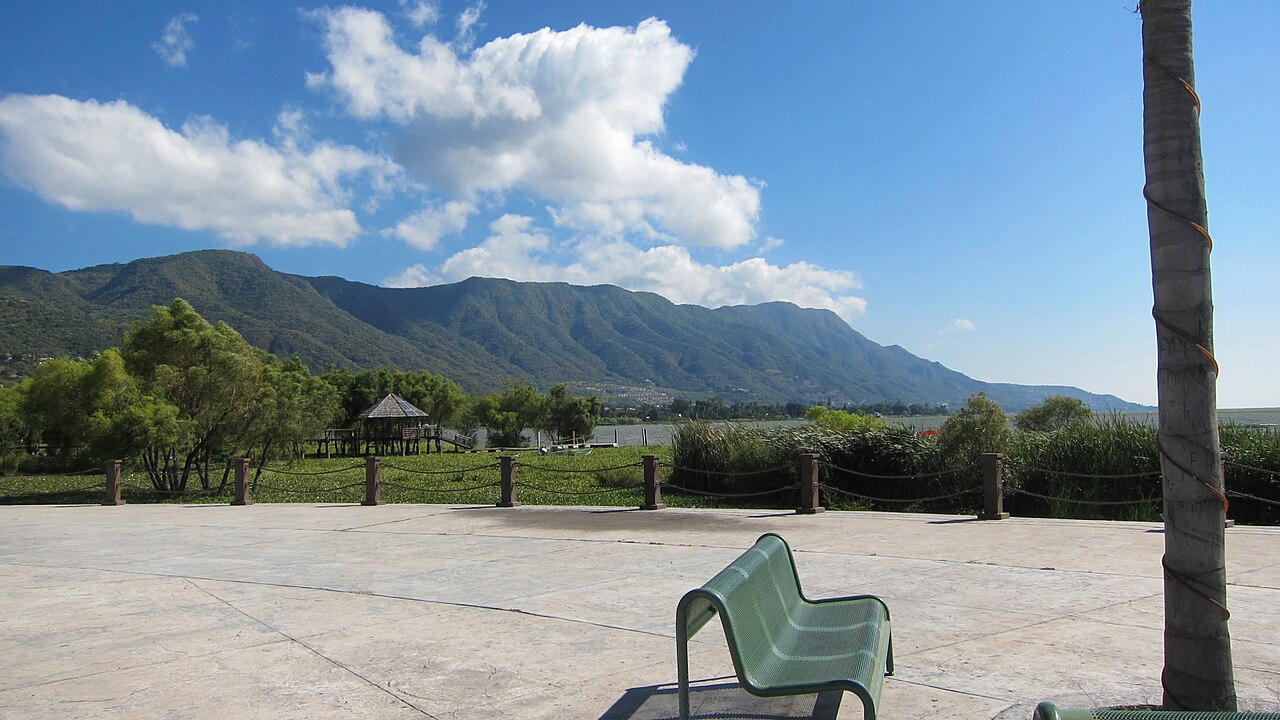 Vista del malecón de Jocotepec junto a la ribera de Chapala en octubre de 2016