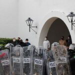 Policías antimotines durante la marcha por agua limpia en Guadalajara