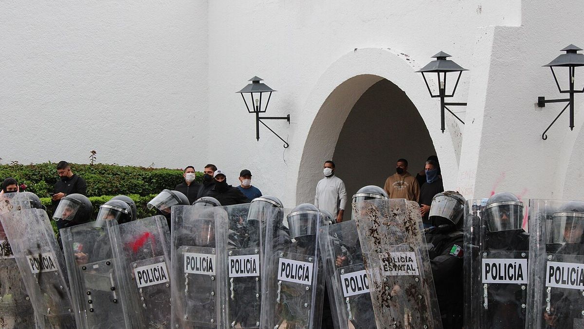 Policías antimotines durante la marcha por agua limpia en Guadalajara