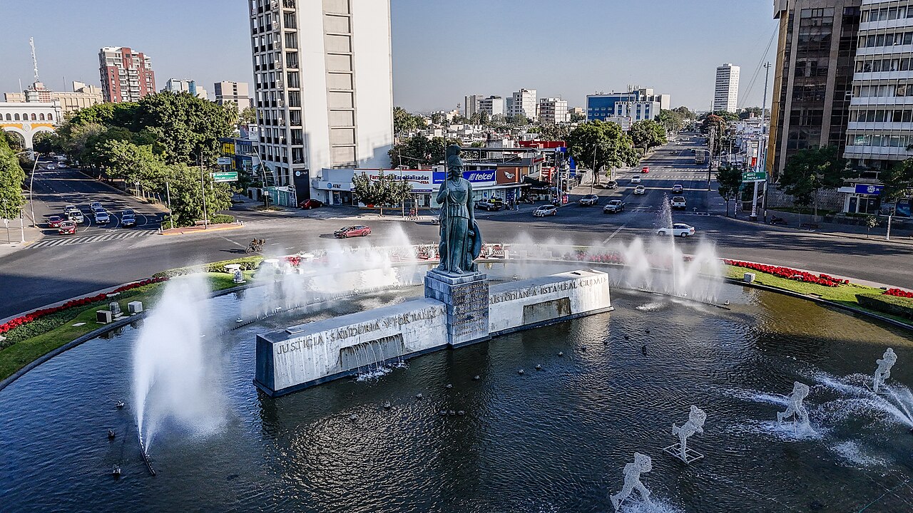 Vista aérea horizontal de la Glorieta La Minerva en Guadalajara, punto de partida de la marcha por agua limpia
