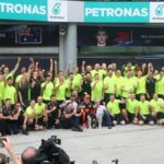 Max Verstappen celebra con el equipo Red Bull frente a su garaje en Sepang