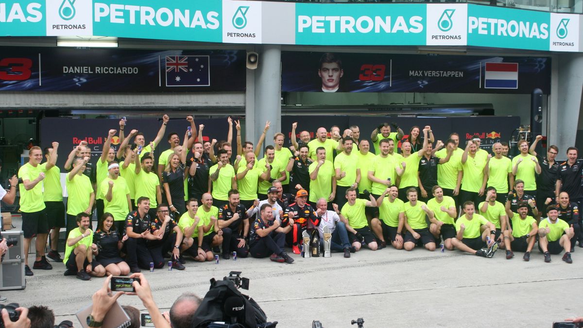 Max Verstappen celebra con el equipo Red Bull frente a su garaje en Sepang