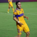 Jacqueline Ovalle durante un partido de futbol femenil