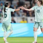Dos jugadoras de la Selección Mexicana Femenil se saludan durante un partido