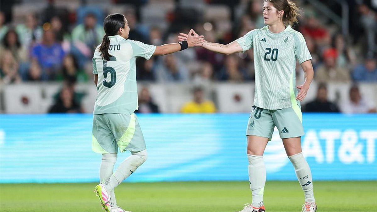 Dos jugadoras de la Selección Mexicana Femenil se saludan durante un partido