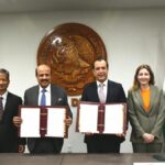 México e India abren negociación comercial sin fecha de cierre Representantes de México e India muestran los documentos para iniciar negociaciones comerciales