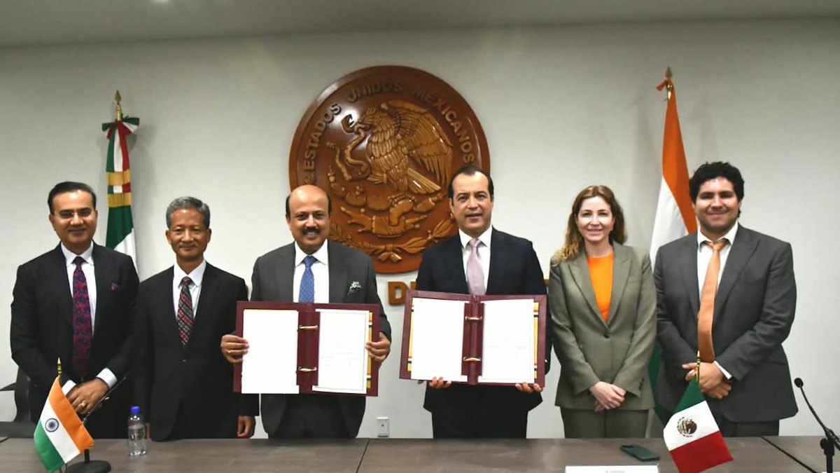Representantes de México e India muestran los documentos para iniciar negociaciones comerciales