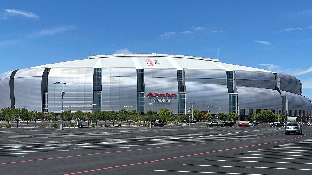 Vista exterior horizontal del State Farm Stadium en Glendale, sede del partido México vs Estados Unidos