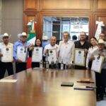 Mezcal de Tamaulipas: ratifican fondo de 10 millones Américo Villarreal al centro junto a productores de mezcal premiados en la reunión de Ciudad Victoria