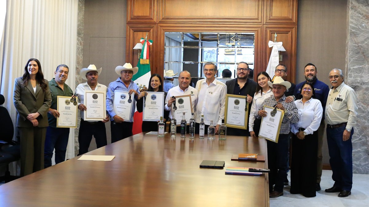 Américo Villarreal al centro junto a productores de mezcal premiados en la reunión de Ciudad Victoria