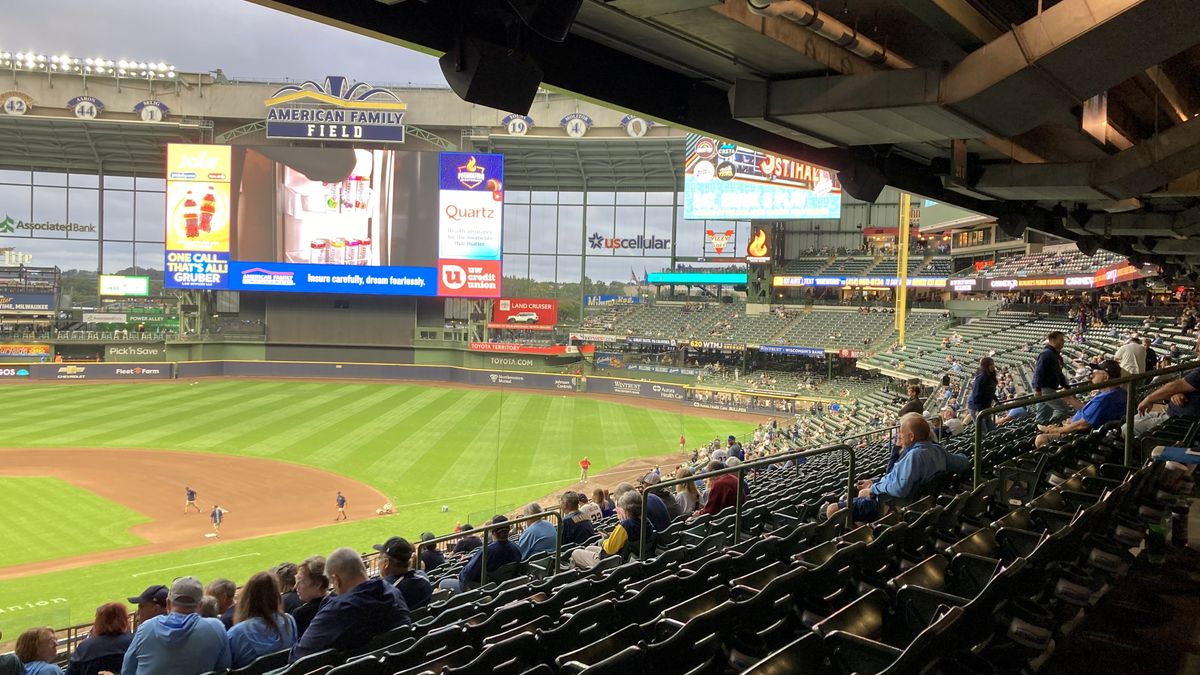 Campo de béisbol de Grandes Ligas antes de un juego entre Cincinnati Reds y Milwaukee Brewers