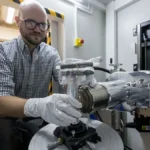 Científico de la NASA analiza muestras del asteroide Bennu con un equipo de rayos X