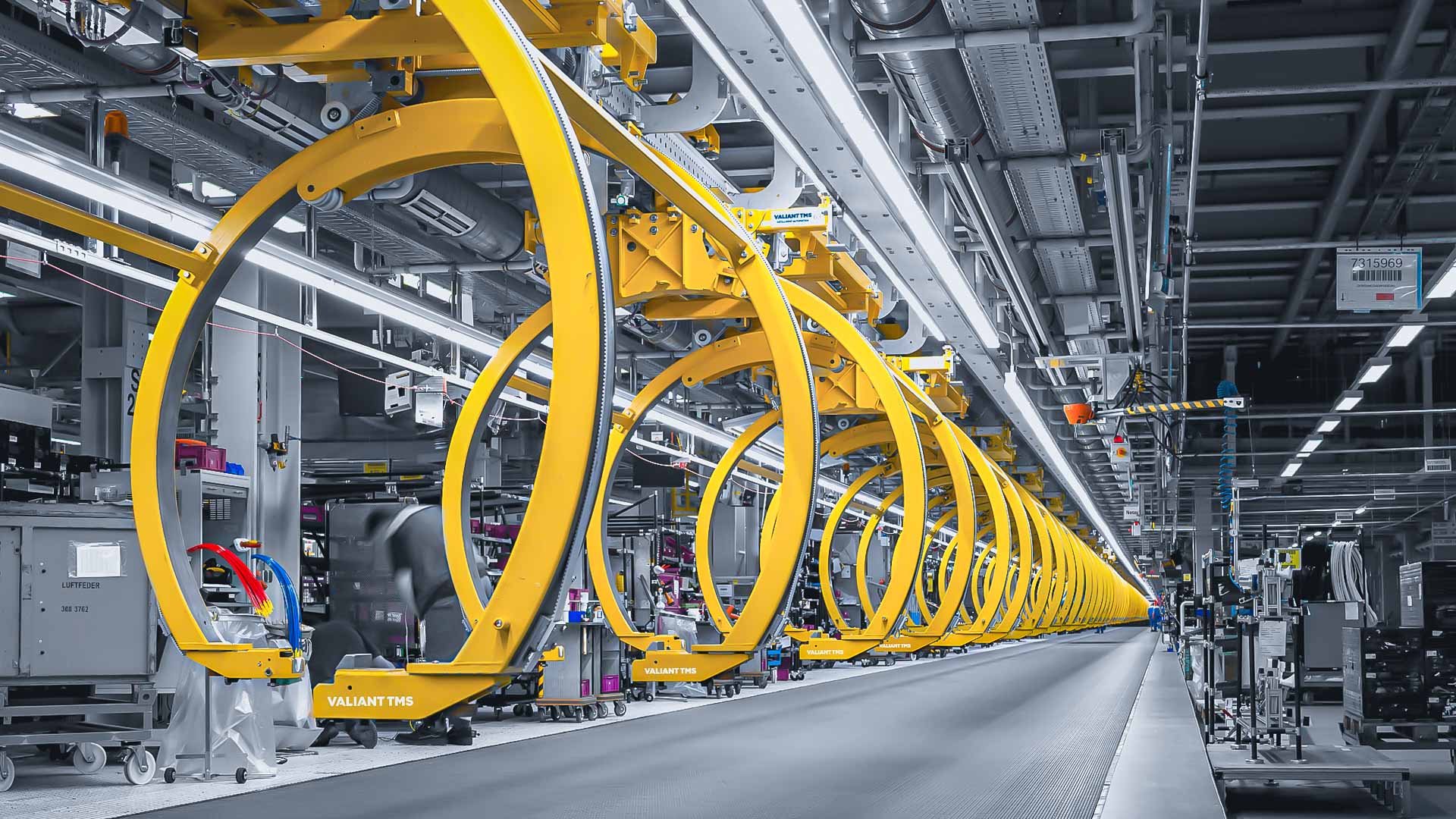 Línea de ensamble automotriz alusiva a la negociación arancelaria entre México y Estados Unidos