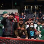 Aficionados de distintos equipos de la NFL en las gradas de Tottenham en Londres, fotografía de archivo de 2021