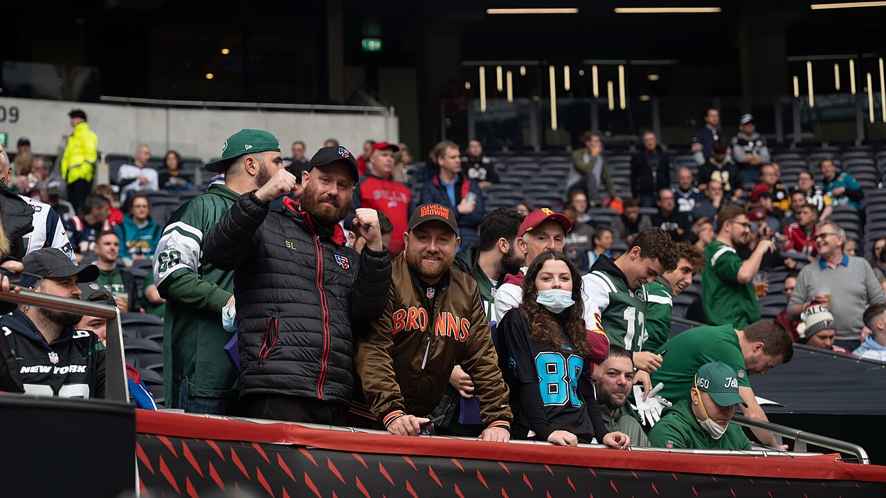 Aficionados de distintos equipos de la NFL en las gradas de Tottenham en Londres, fotografía de archivo de 2021