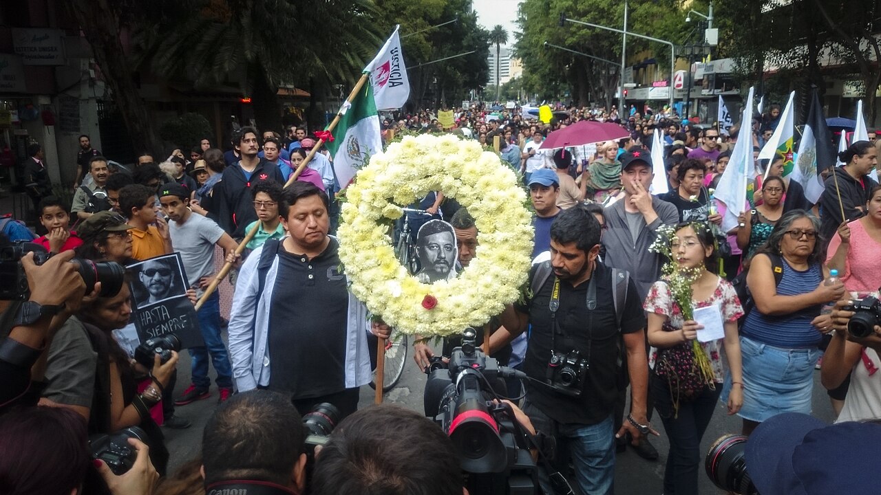 Periodistas marchan en Ciudad de México para exigir justicia por el asesinato del fotoperiodista Rubén Espinosa