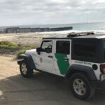 Vehículo de la Patrulla Fronteriza de Estados Unidos junto al muro fronterizo con México