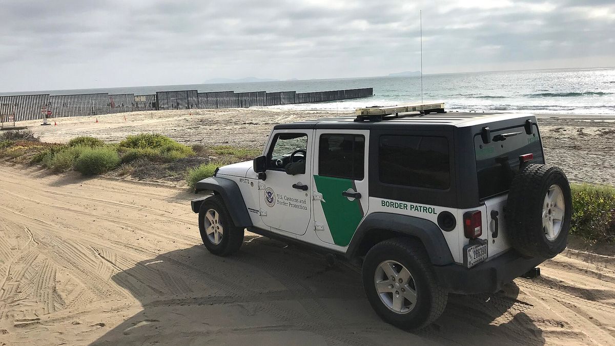 Vehículo de la Patrulla Fronteriza de Estados Unidos junto al muro fronterizo con México