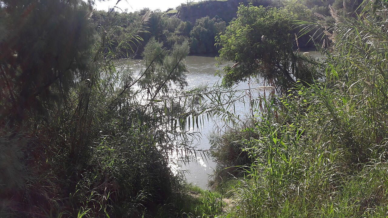 Río Grande entre Laredo, Texas, y Nuevo Laredo, Tamaulipas, en la frontera México-Estados Unidos