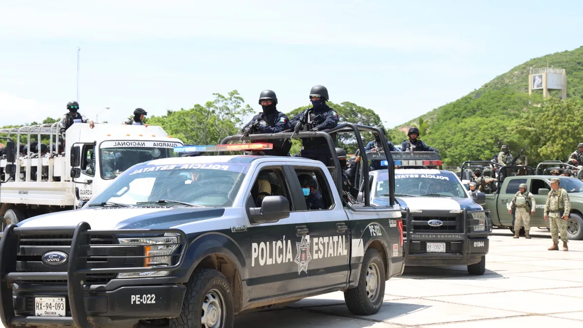 Convoy de fuerzas estatales y federales durante un operativo de seguridad en Juchitán, Oaxaca
