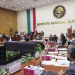 Integrantes del Consejo General del INE durante una votación en la sesión difundida el 29 de octubre de 2026