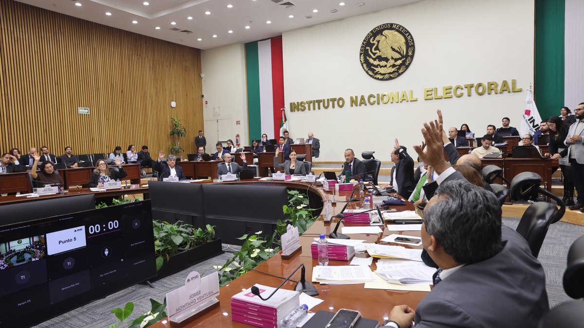 Integrantes del Consejo General del INE durante una votación en la sesión difundida el 29 de octubre de 2026
