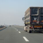 Camión de carga circula por una autopista durante el día