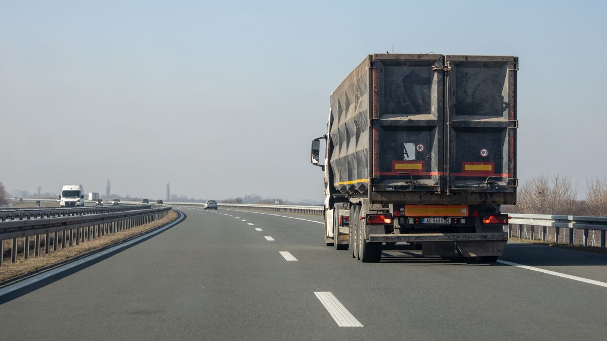 Camión de carga circula por una autopista durante el día