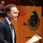 Manuel Velasco, coordinador del Partido Verde, habla desde la tribuna del Senado