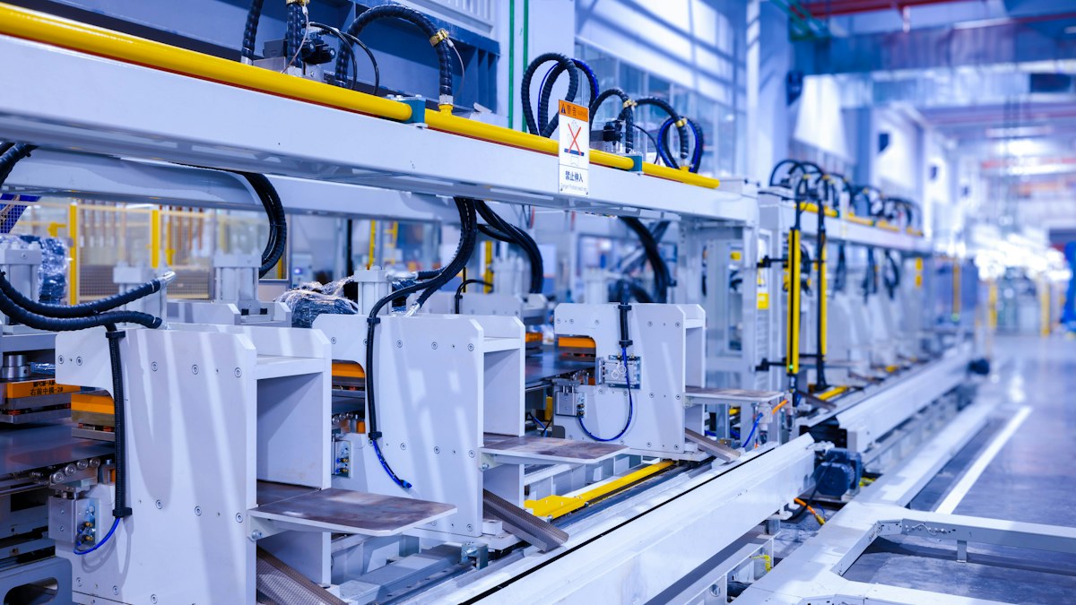 Línea automatizada de producción en una planta manufacturera