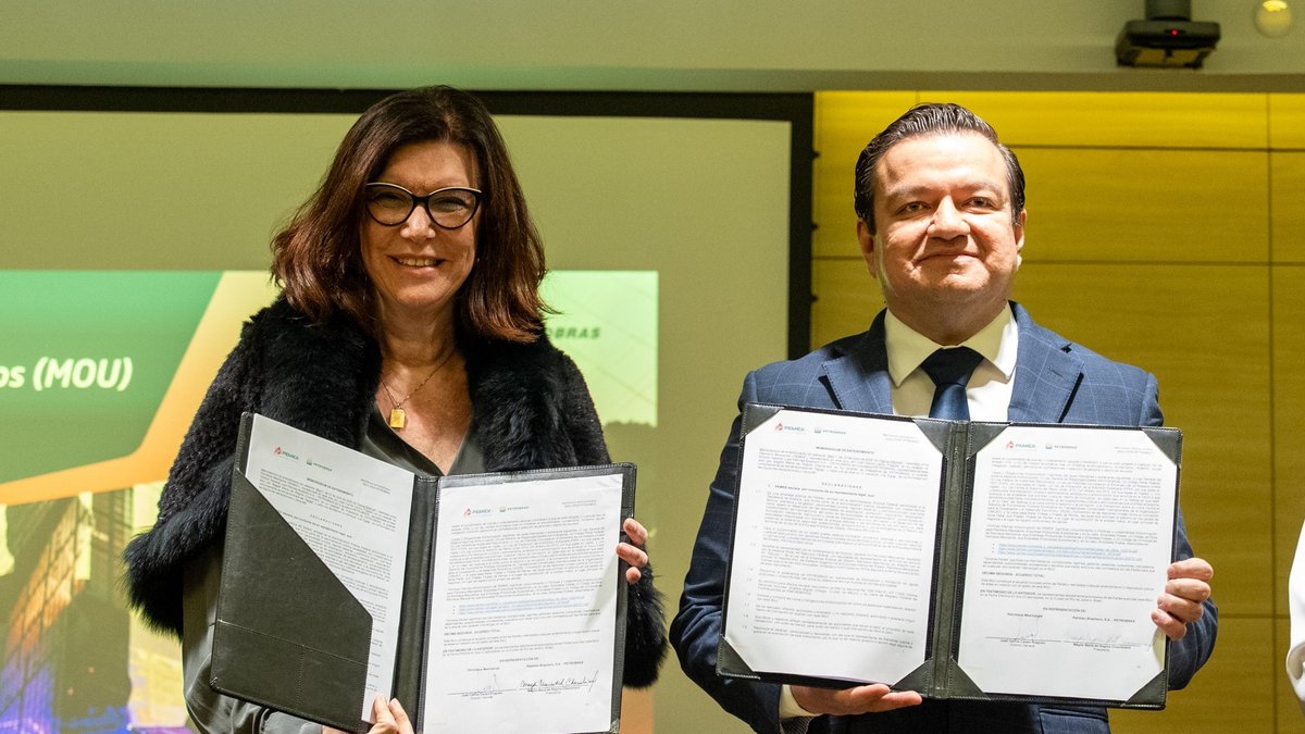 Magda Chambriard y Juan Carlos Carpio Fragoso muestran el memorando Pemex-Petrobras firmado en junio de 2026.