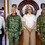 Gobernadora de Sinaloa y mandos militares durante una reunión de seguridad