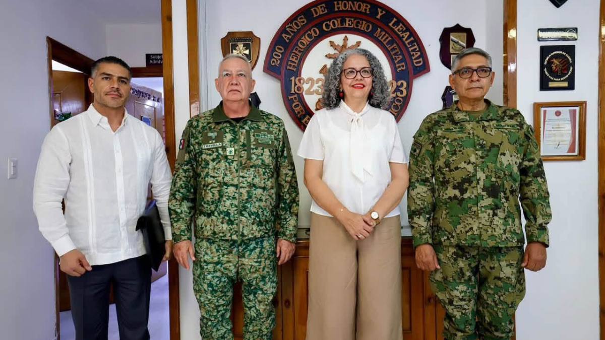 Gobernadora de Sinaloa y mandos militares durante una reunión de seguridad