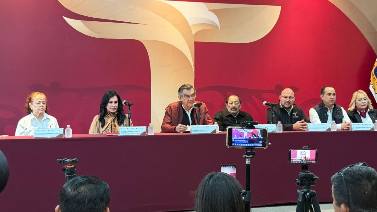 Américo Villarreal y dirigentes sindicales durante la presentación de la reforma del IPSSET en Tamaulipas