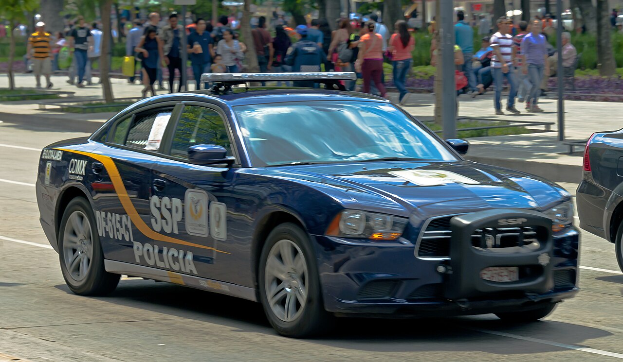 Patrulla de la Policía de Ciudad de México circula por avenida Juárez