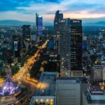 Banco Mundial eleva PIB de México, pero confirma rezago Panorama de Paseo de la Reforma en Ciudad de México al anochecer