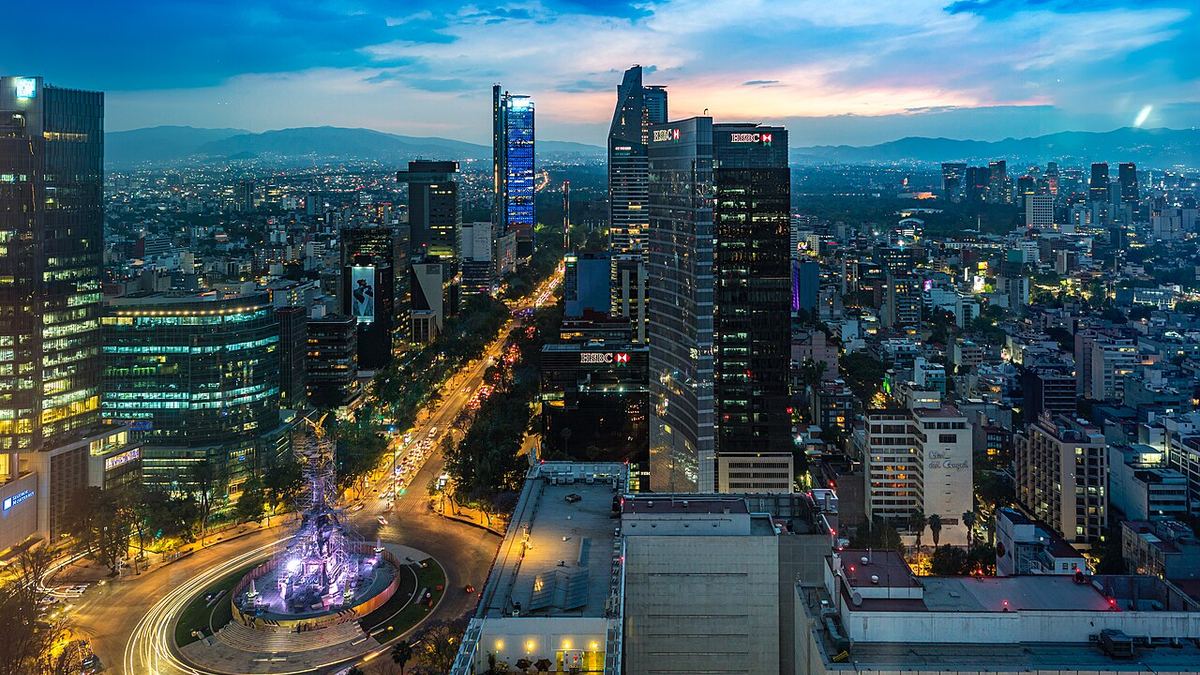 Panorama de Paseo de la Reforma en Ciudad de México al anochecer