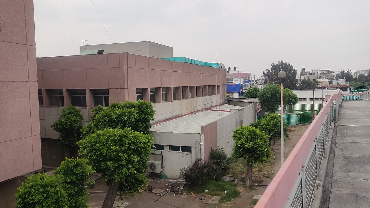 Edificio y jardines del Hospital General Regional 196 Fidel Velázquez del IMSS, fotografía de archivo de 2024