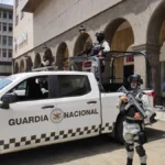Elementos y vehículo de la Guardia Nacional durante un operativo urbano en México