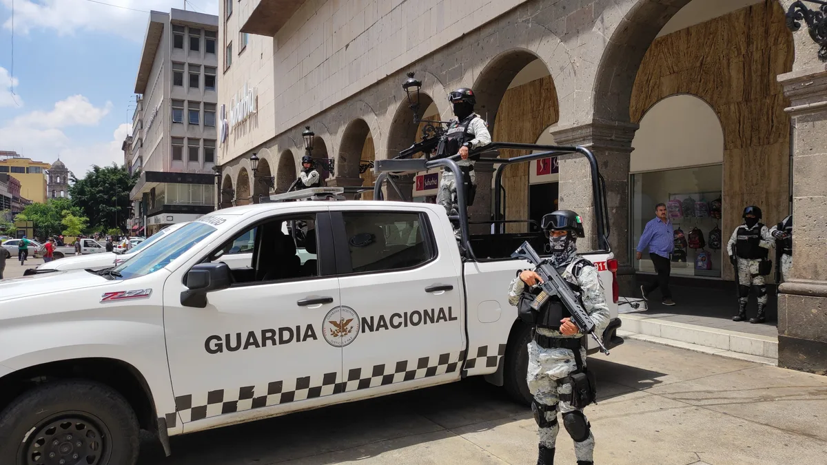 Elementos y vehículo de la Guardia Nacional durante un operativo urbano en México