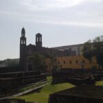 Vista horizontal de la Plaza de las Tres Culturas en Tlatelolco, Ciudad de México