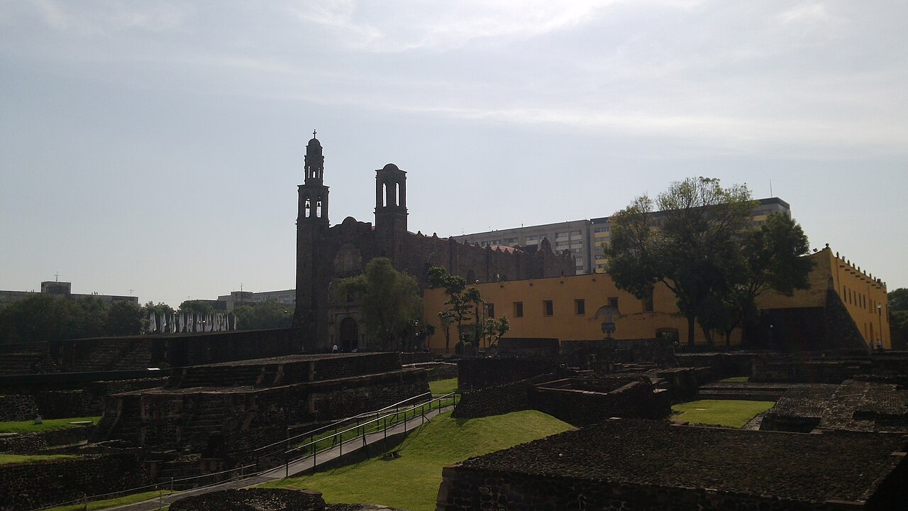 Vista horizontal de la Plaza de las Tres Culturas en Tlatelolco, Ciudad de México