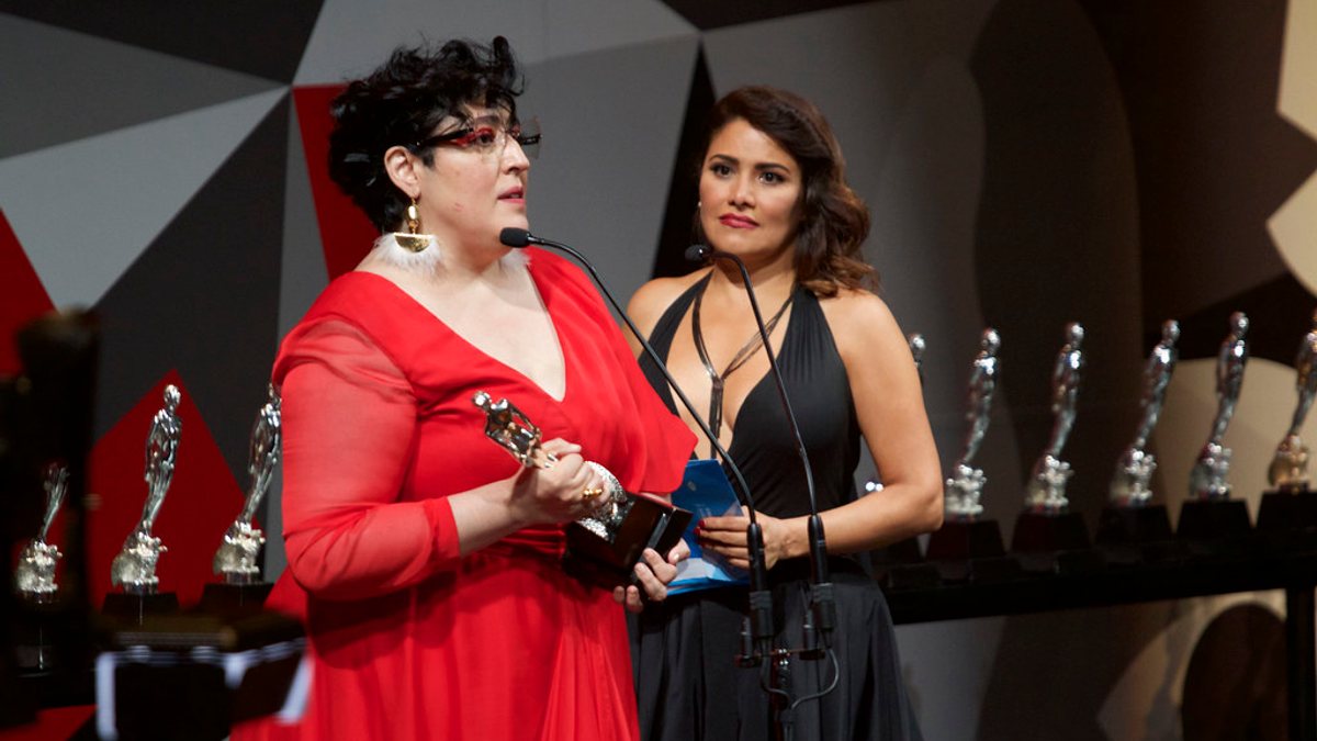 Entrega de los Premios Ariel con actrices y estatuillas en el escenario