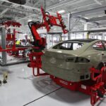 Línea automatizada de ensamble de vehículos en una planta automotriz