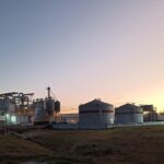 Complejo industrial al amanecer en el corredor de El Bajío, México