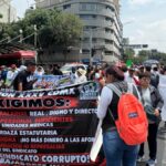 Trabajadores del IMSS marchan en Ciudad de México con una manta de exigencias laborales