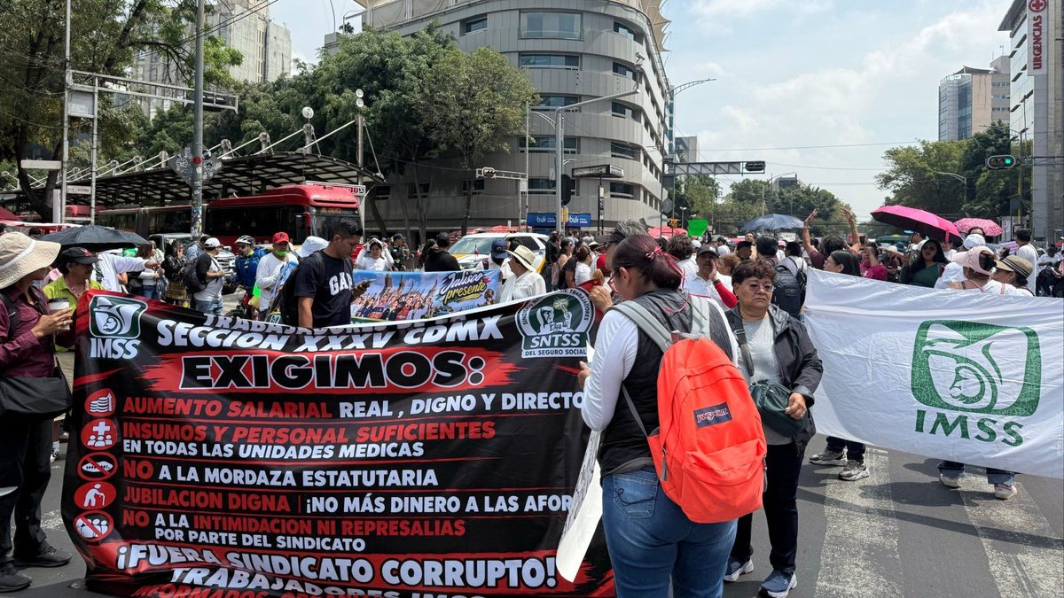 Trabajadores del IMSS marchan en Ciudad de México con una manta de exigencias laborales