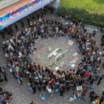 Vista aérea horizontal de periodistas reunidos en una protesta por la libertad de prensa en México